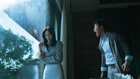 蔡亘晏（左）褪下明星光環嫁入豪門，卻慘遭飾演丈夫的黃迪揚暴力相向。（圖／瀚草影視提供）