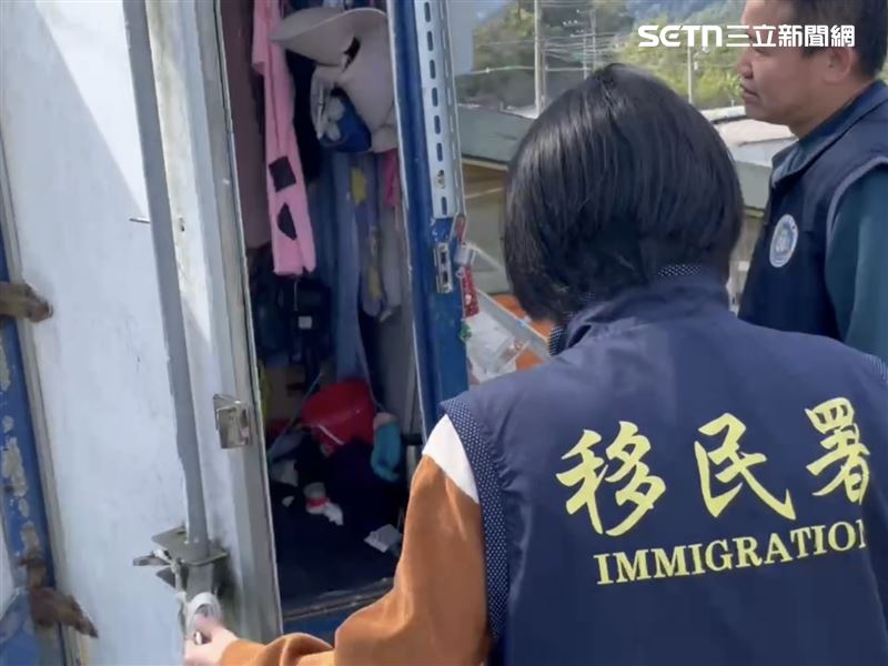 泰籍移工被安排在貨車車斗生活,甚至5人同擠一個小空間。(圖/翻攝畫面)