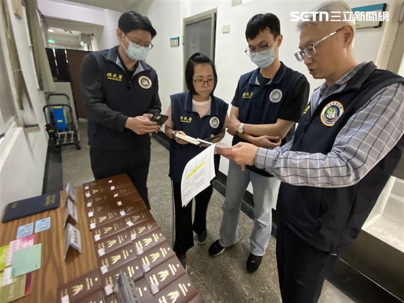 移民署查獲47本遭到查扣的護照,全案擴大偵辦中。(圖/翻攝畫面)