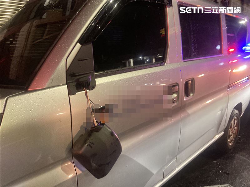 猛烈撞擊力道導致停放在路邊的車輛,後照鏡及車身受損。(圖/翻攝畫面)
