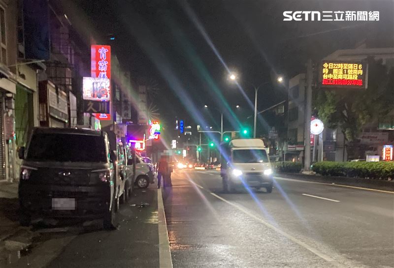 教具店老闆張翁走在機慢車道遭酒駕賓士車追撞,當場噴飛數十公尺枉死。(圖/翻攝畫面)