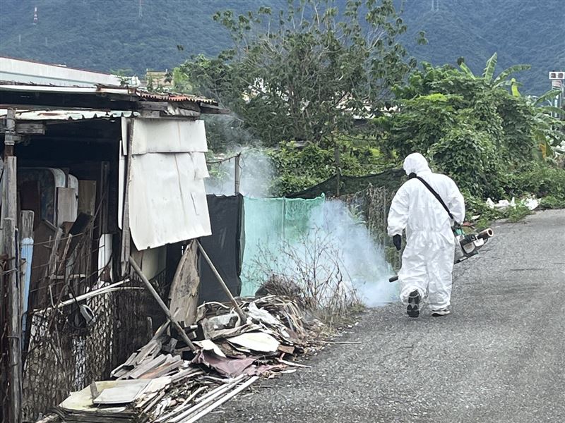 花蓮縣衛生局針對個案居住地及活動地周邊展開清消防範疫情蔓延。(示意圖/花蓮縣衛生局提供)