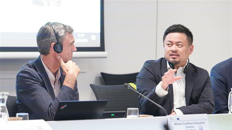 勞動部洪申翰於當地時間6月15日親自率領職業安全衛生署團隊,遠赴西班牙畢爾包拜會「歐盟職業安全衛生局(EU-OSHA)」,並與EU-OSHA局長William COCKBURN共同主持「第五屆台歐盟職業安全衛生合作會議」,主談「氣候變遷對職業安全衛生的影響」及「職業事故與健康問題後之復健與重返工作整合性架構」