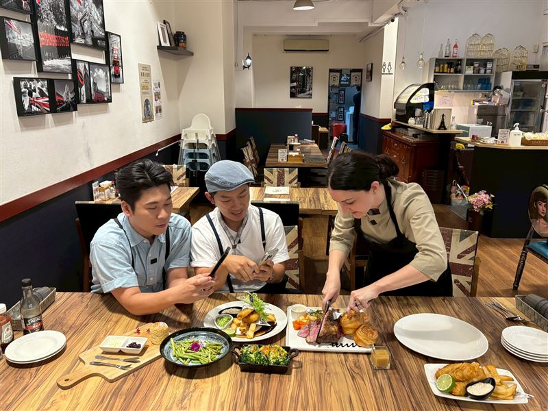 冉庭恩(右起)分享美食給蔡昌憲、黃迪揚。(圖/三立提供)
