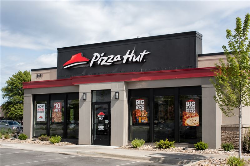 必勝客(Pizza Hut)傳將以27億美元(約新台幣853億元)出售。(圖/AI製圖)