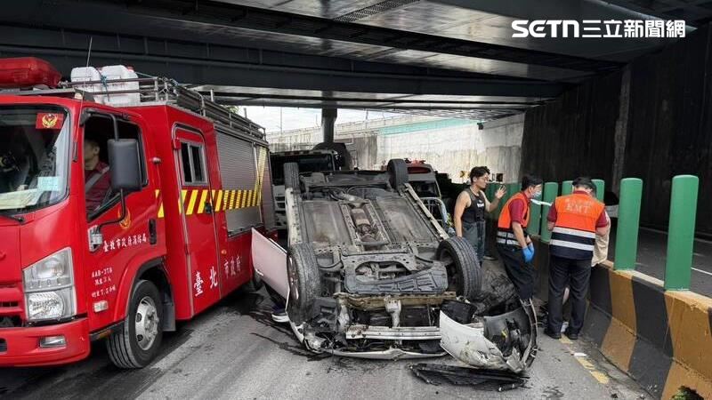 北市鄭男開車行經水源快速道路時失控自撞翻覆。(圖/翻攝畫面)