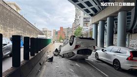 北市鄭男開車行經水源快速道路時失控自撞翻覆。（圖／翻攝畫面）