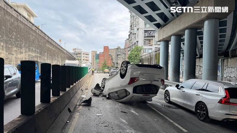 水源快速道路翻車事故 駕駛命大四肢擦傷