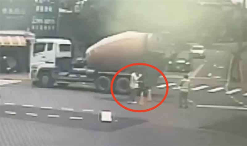 李男疑似為了閃避修繕路障，卻不慎擦撞許姓婦人。（圖／翻攝畫面）