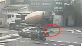 與死神擦身！台中婦遭水泥車撞噴「人車倒地」手腳骨折急救中（圖／翻攝畫面）
