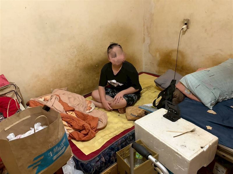 11歲孝子小倫照顧全家太懂事!毒駕毀爸爸阿勇人生,家貧窮苦一度靠剩飯剩菜續命。(圖/翻攝自《愛的延續》公益協會臉書)