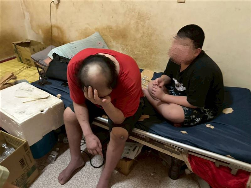 11歲孝子小倫照顧全家太懂事!毒駕毀爸爸阿勇人生,家貧窮苦一度靠剩飯剩菜續命。(圖/翻攝自《愛的延續》公益協會臉書)