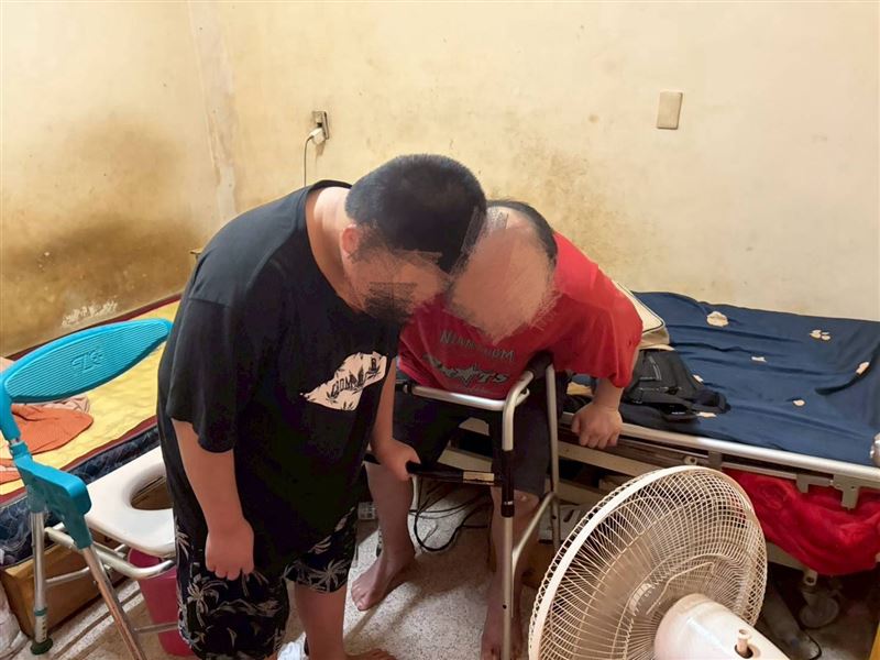 11歲孝子小倫照顧全家太懂事!毒駕毀爸爸阿勇人生,家貧窮苦一度靠剩飯剩菜續命。(圖/翻攝自《愛的延續》公益協會臉書)