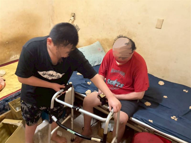 11歲孝子小倫照顧全家太懂事!毒駕毀爸爸阿勇人生,家貧窮苦一度靠剩飯剩菜續命。(圖/翻攝自《愛的延續》公益協會臉書)