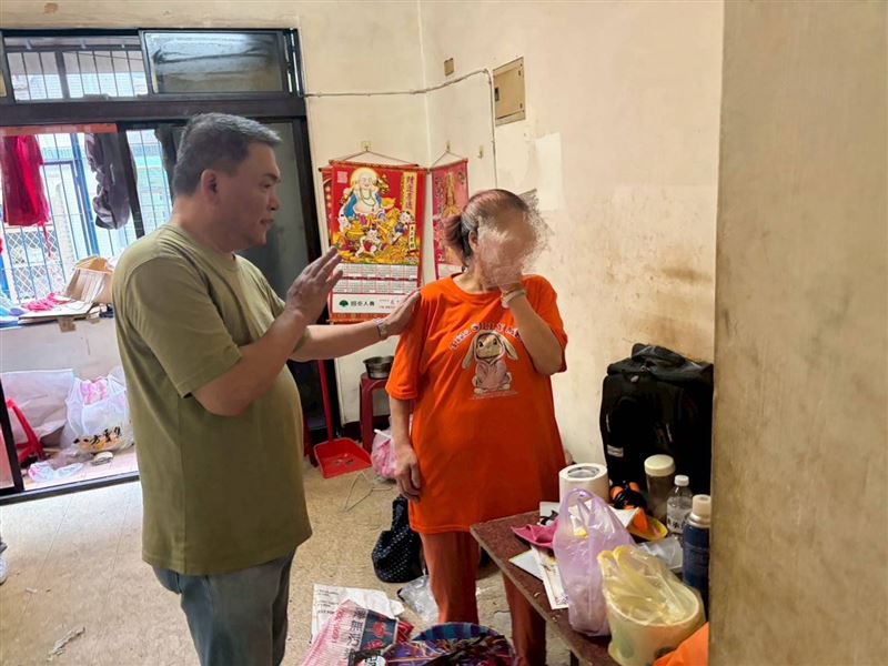 11歲孝子小倫照顧全家太懂事!毒駕毀爸爸阿勇人生,家貧窮苦一度靠剩飯剩菜續命。(圖/翻攝自《愛的延續》公益協會臉書)