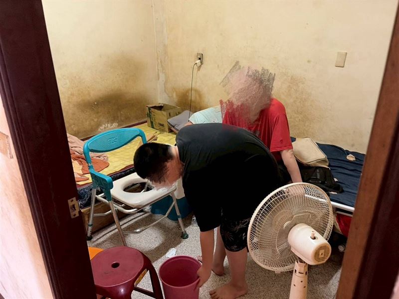 11歲孝子小倫照顧全家太懂事!毒駕毀爸爸阿勇人生,家貧窮苦一度靠剩飯剩菜續命。(圖/翻攝自《愛的延續》公益協會臉書)