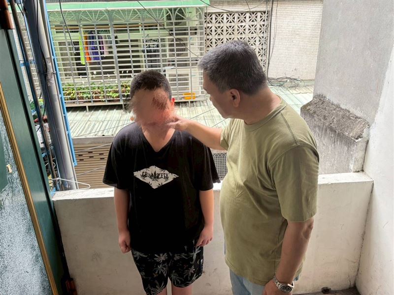 11歲孝子小倫照顧全家太懂事!毒駕毀爸爸阿勇人生,家貧窮苦一度靠剩飯剩菜續命。(圖/翻攝自《愛的延續》公益協會臉書)