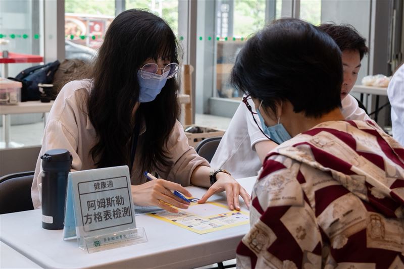 亞東醫院提醒,可利用阿姆斯勒方格表進行居家檢測,若發現線條扭曲、缺角變形或中央視野出現黑影,應盡快就醫評估。(圖/亞東醫院提供)