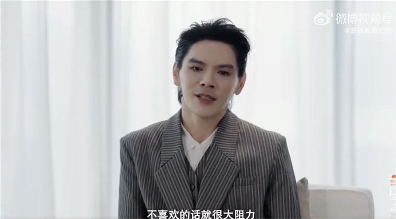 向佐談及感情時表示,如果母親不喜歡對象,往往會形成很大的阻力。(圖/翻攝自微博)