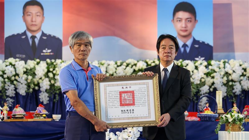 總統送別2殉職飛官…賴清德:請放心飛翔