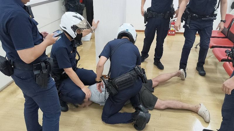 警察騎車1分鐘就到 男拿剪刀搶銀行秒破案