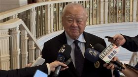 美伊和平曙光露出，也傳出美國將提供德黑蘭3000億美元重建基金。對此，三三會理事長林伯豐表示，停戰談判並非首次出現，過去也曾多次出現類似承諾，但最終進展仍存在變數。他認為，美國在相關國際協議推動上仍面臨挑戰，後續發展仍需持續觀察，並笑稱：「目前股市的表現，看起來好像只有川普是在賺錢。」（圖／記者王文承攝影）