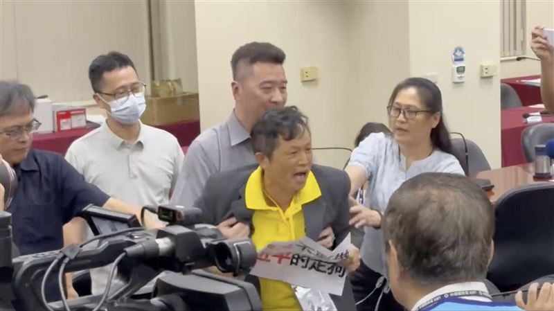 鄭麗文返台記者會!台灣國進中山廳鬧場