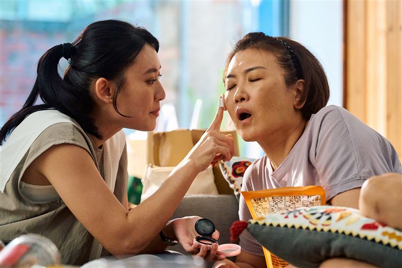 何以奇(左)劇中大戰媽媽姚黛瑋(右)。(圖/公視台語台提供)