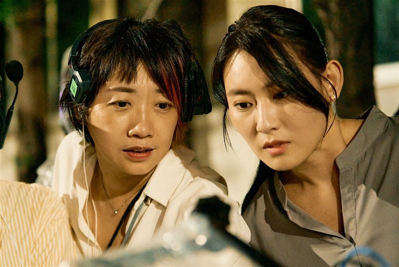 何以奇(右)與導演陳蔚爾(左)私下是朋友,不過導演工作時十分嚴肅。(圖/公視台語台提供)