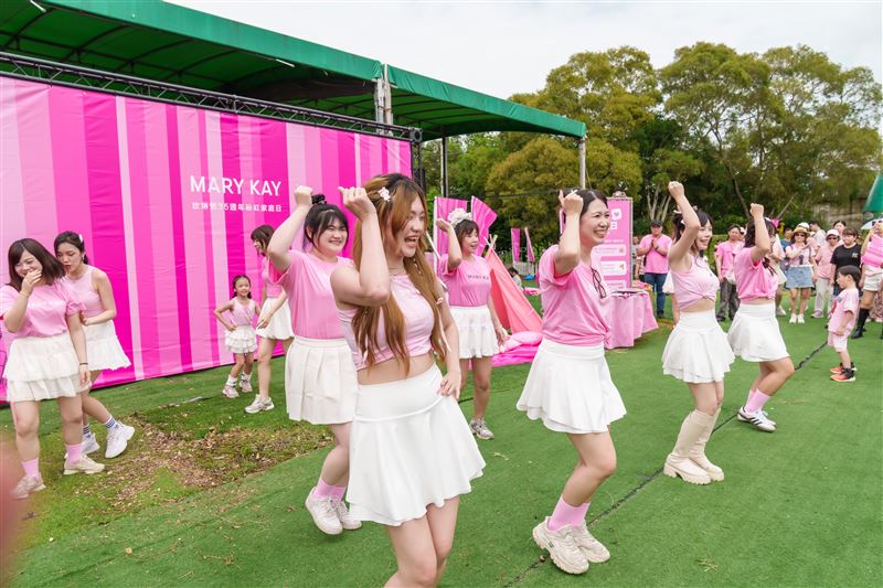 美容顧問熱情演出，粉紅大軍點燃全場活力
