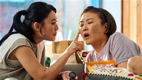 何以奇（左）劇中大戰媽媽姚黛瑋（右）。（圖／公視台語台提供）