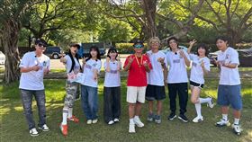 李易（左起）、郭源元、瑟七、阿樂、吳宗憲、林柏昇（KID）、陳峻廷、壯壯、各務孝太出外景。（圖／《綜藝玩很大》提供）