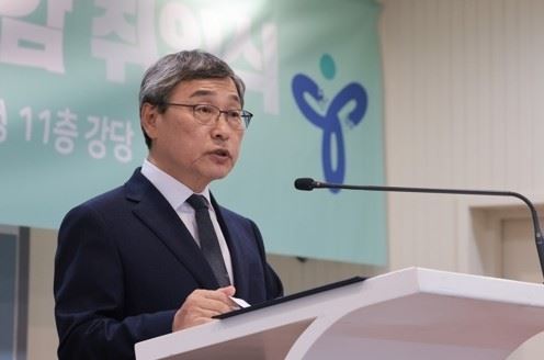 Netflix韓劇《鐵拳教育》以校園霸凌、教師權益受損等議題掀起熱議，不過，首爾市教育監鄭根埴近日公開表態，直指劇中理念帶有「法西斯主義」色彩，強調絕不能以暴制暴。（圖／翻攝自每日經濟）