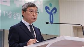 Netflix韓劇《鐵拳教育》以校園霸凌、教師權益受損等議題掀起熱議，不過，首爾市教育監鄭根埴近日公開表態，直指劇中理念帶有「法西斯主義」色彩，強調絕不能以暴制暴。（圖／翻攝自每日經濟）