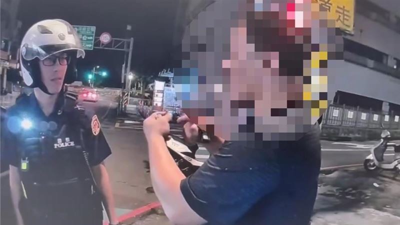 朝水溝丟東西露餡!毒駕男企圖落跑還撞警