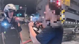 朝水溝丟東西露餡！毒駕男企圖落跑還撞警