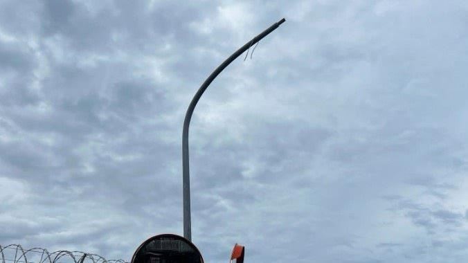 新/戰機返航出意外 起落架撞燈桿畫面曝