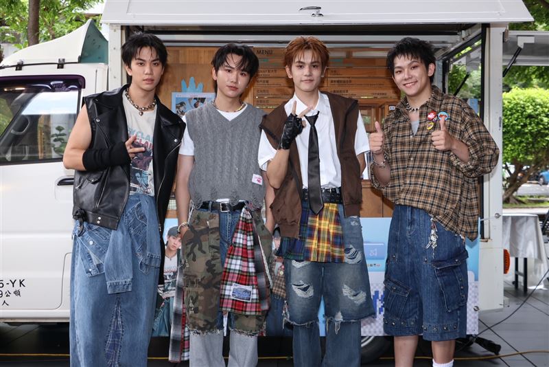 「AcQUA源少年」李秉諭(左起)、黃莑茗、盧佾暘、林毓家出席餐車逆應援活動暨新歌發布會。(圖/記者鄭孟晃攝影)