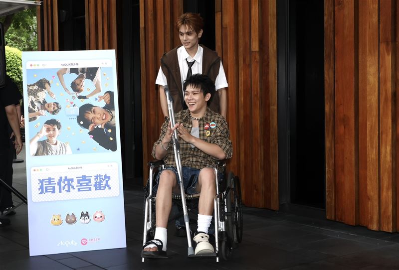 林毓家(前)被盧佾暘(後)推著輪椅現身。(圖/記者鄭孟晃攝影)