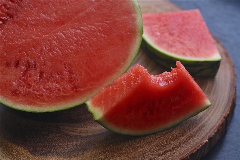 西瓜富含膳食纖維、維生素,還有兩種天然化合物,是天然護心食材。(示意圖/PIXABAY)