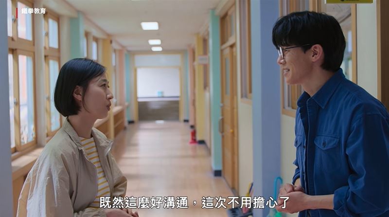 《鐵拳教育》掀教師集體共鳴，宋怡慧老師一句話「老師不是不會累的超人，而是有情有愛的凡人。只有被善待的老師，才有能力善待學生。教育不該是一場燃燒自己、照亮別人的悲壯犧牲」逼哭全網。圖為恐怖的宇振媽媽與教權局羅華振督察。（圖／翻攝自netflix）