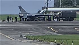 空軍人員目前正在確認戰機有無受損。（圖／翻攝畫面）