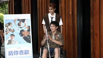 男團成員踢破玻璃門　曝傷勢：流了一袋血