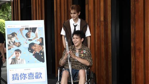 男團成員踢破玻璃門　曝傷勢：流了一袋血