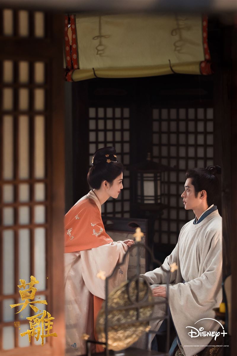 白鹿(左)細心照顧丞磊。(圖/ Disney+提供)