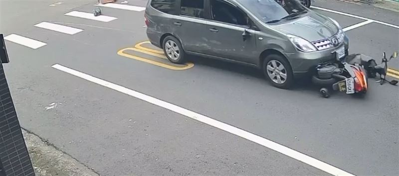 摩托車一路被推行好長一段距離,才被甩到路邊。(圖/翻攝畫面)