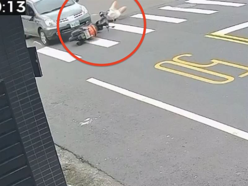 吳姓男子偷開鄰居車上路,闖紅燈撞飛女騎士。(圖/翻攝畫面)