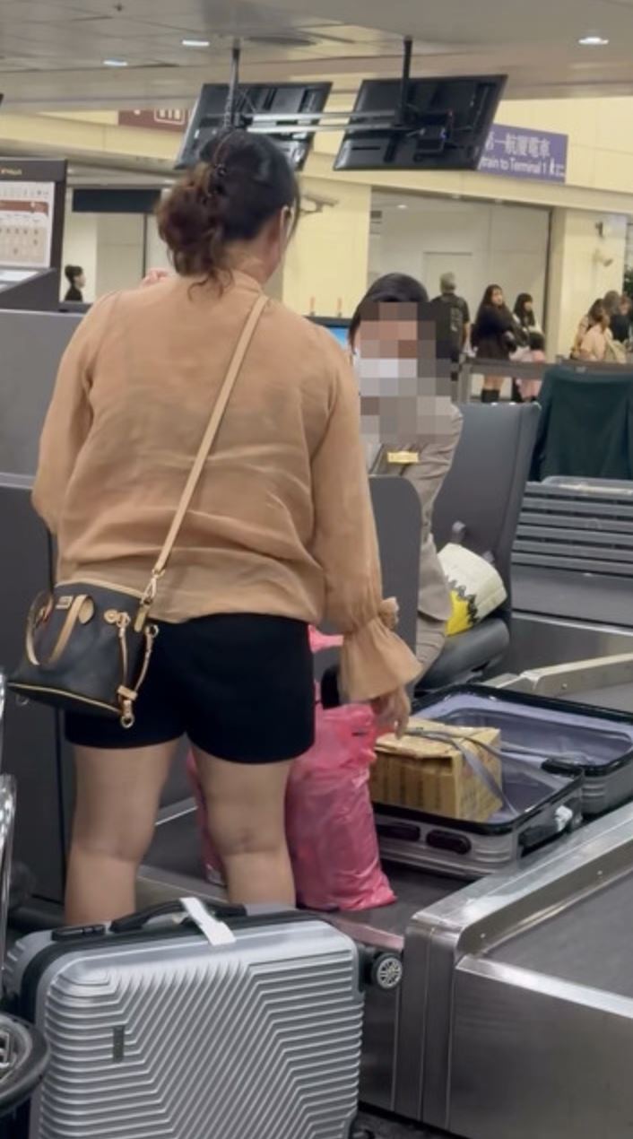網友在桃園機場目擊一名女乘客硬拗超重行李闖關。（圖／翻攝自記者爆料網）