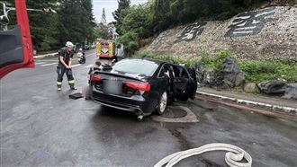 新／新店汽車失控自撞　3人受傷1女子命危