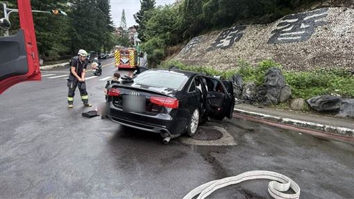 新／新店汽車失控自撞　3人受傷1女子命危